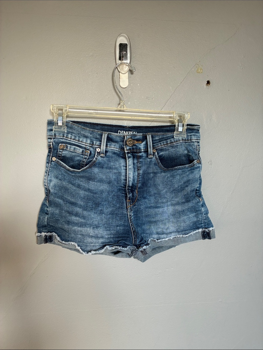 Denizen Levi’s size 7 high rise shortie distressed denim shorts casual normcore
